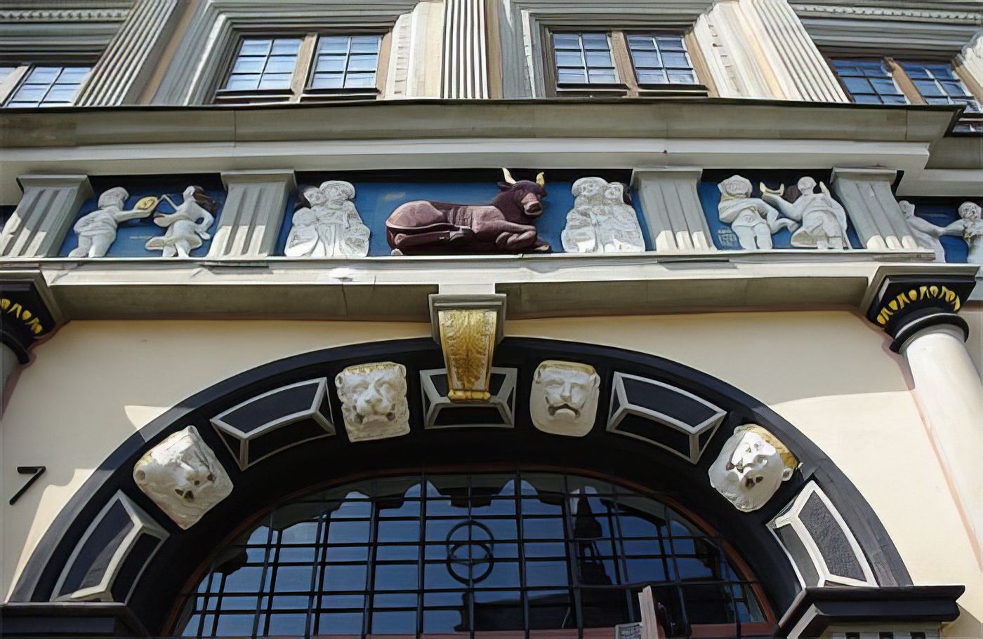 Sculptures à l'entrée de la maison "Zum roten Ochsen"