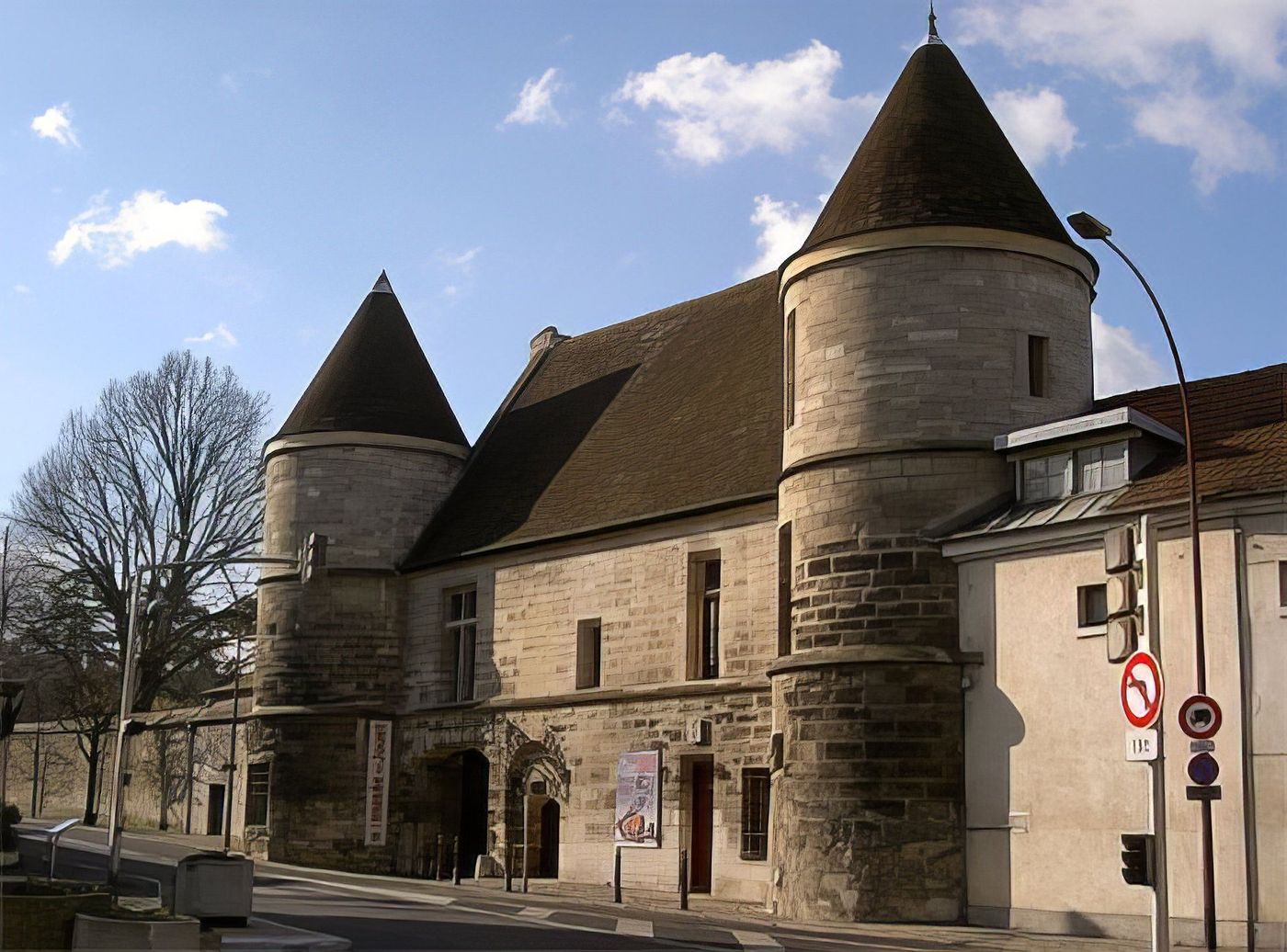 Porte fortifiée de l'Abbaye de Poissy