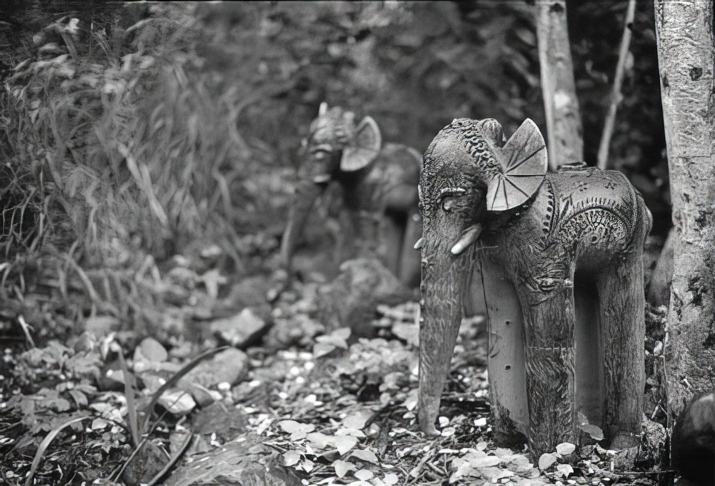 Petites statues d'éléphants