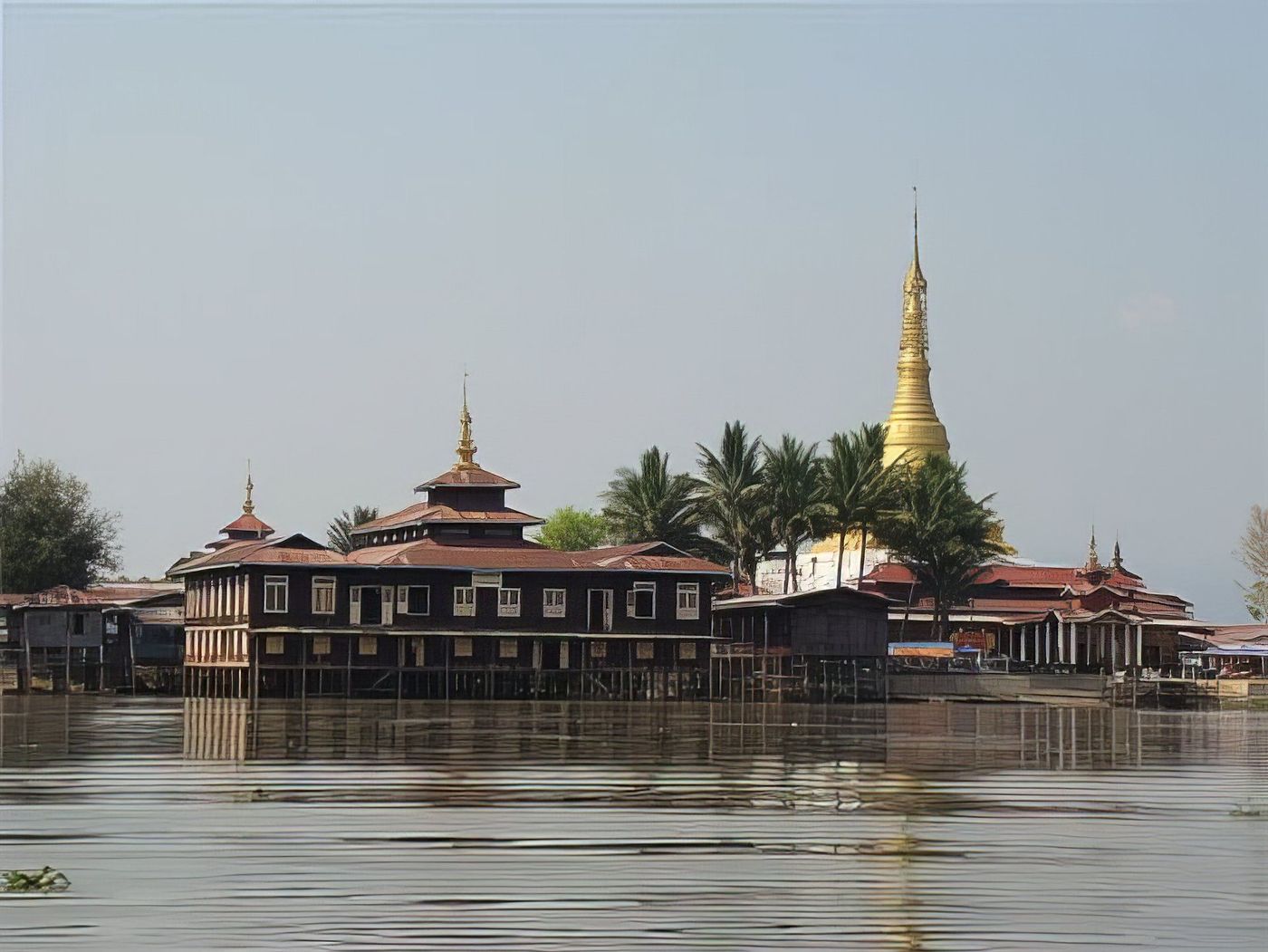Pagode Phaung Daw sur le Lac Inle