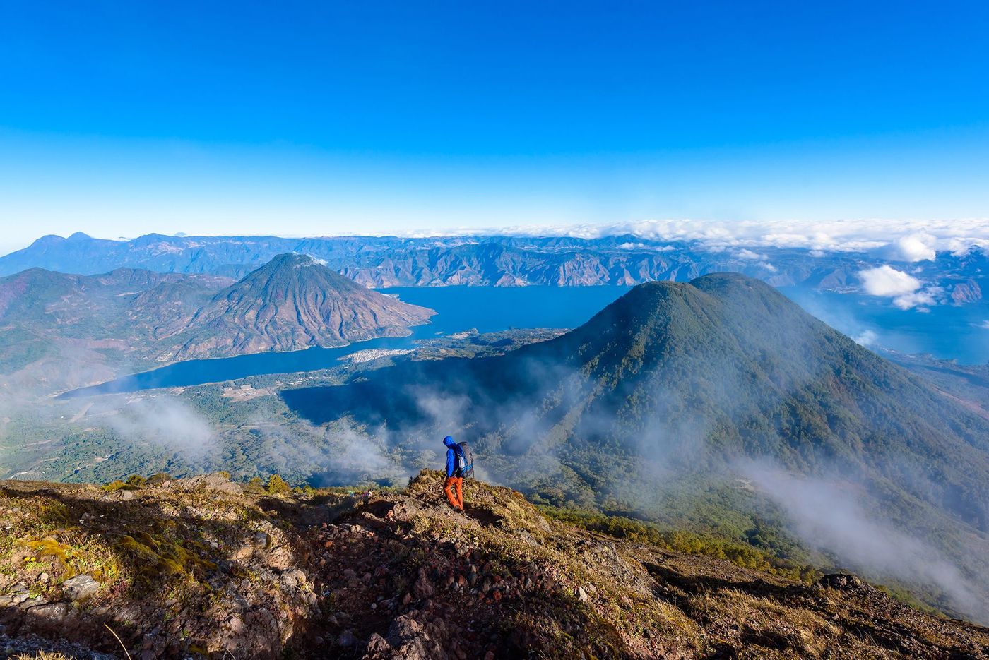 Randonneur au sommet du volcan Atitlán - vue sur le volcan San Pedro