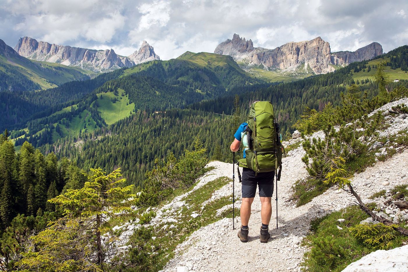 Randonneur dans les Dolomites