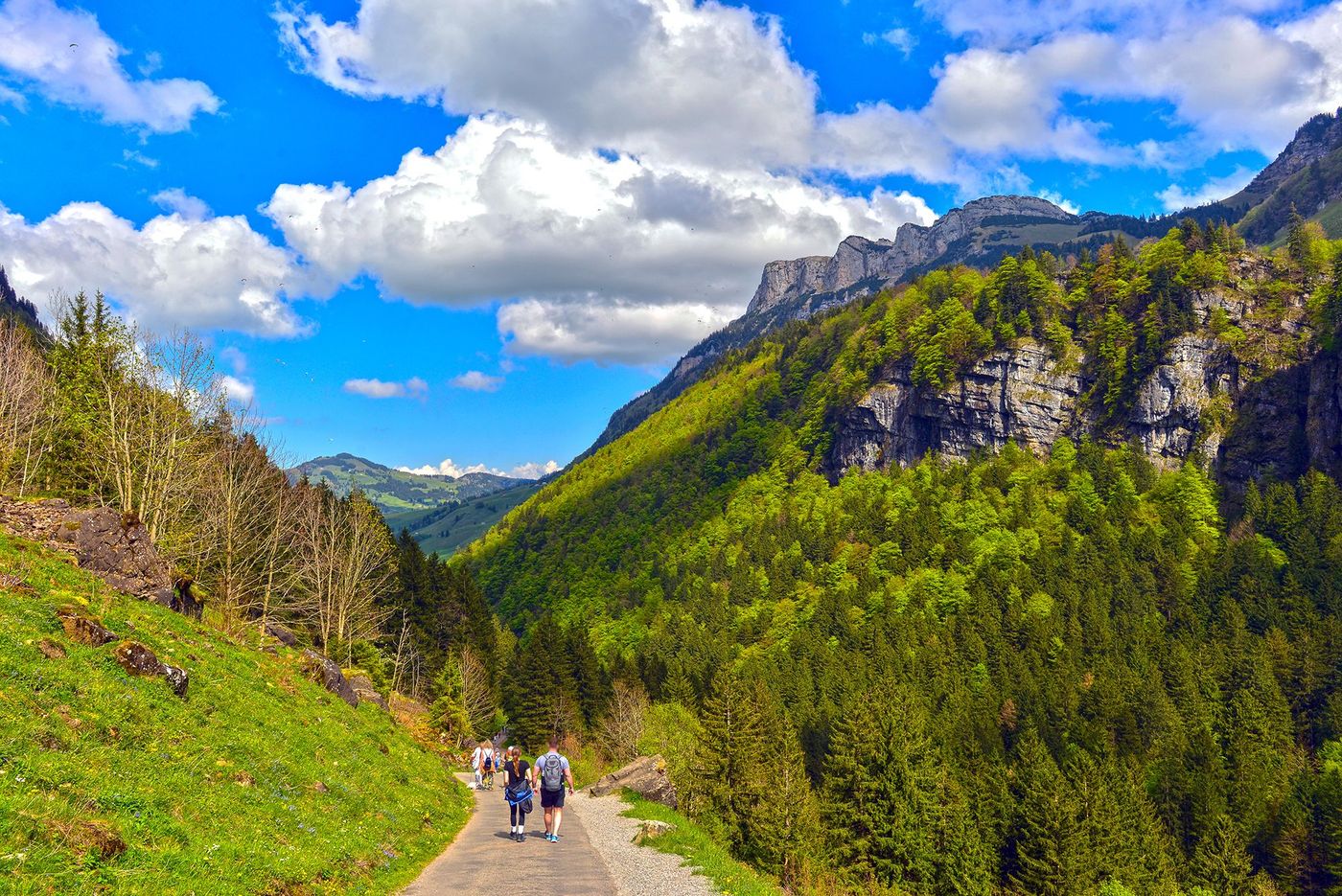 Randonneurs sur le sentier pour Seealpsee
