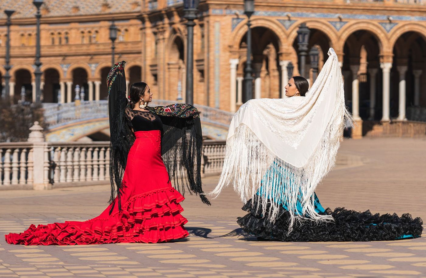 Robes gitanes à volants et châle de Manille