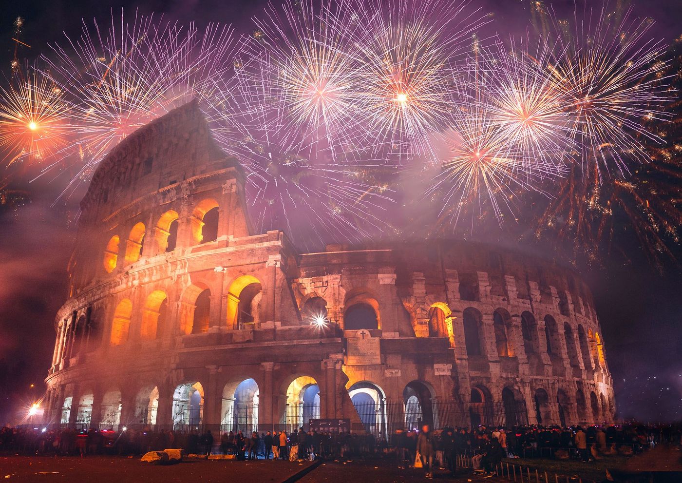 Feu d'artifice au dessus du Colisée pour le Nouvel An à Rome