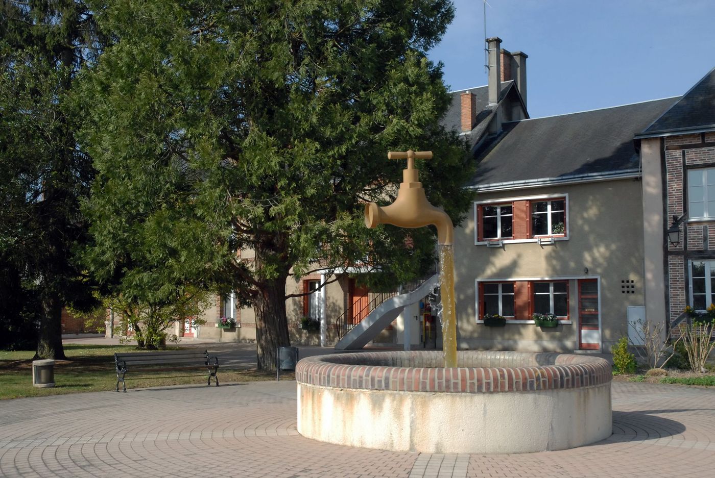 Ville de Salbris, Place Henri Hemme et le fameux robinet d’inspiration japonaise