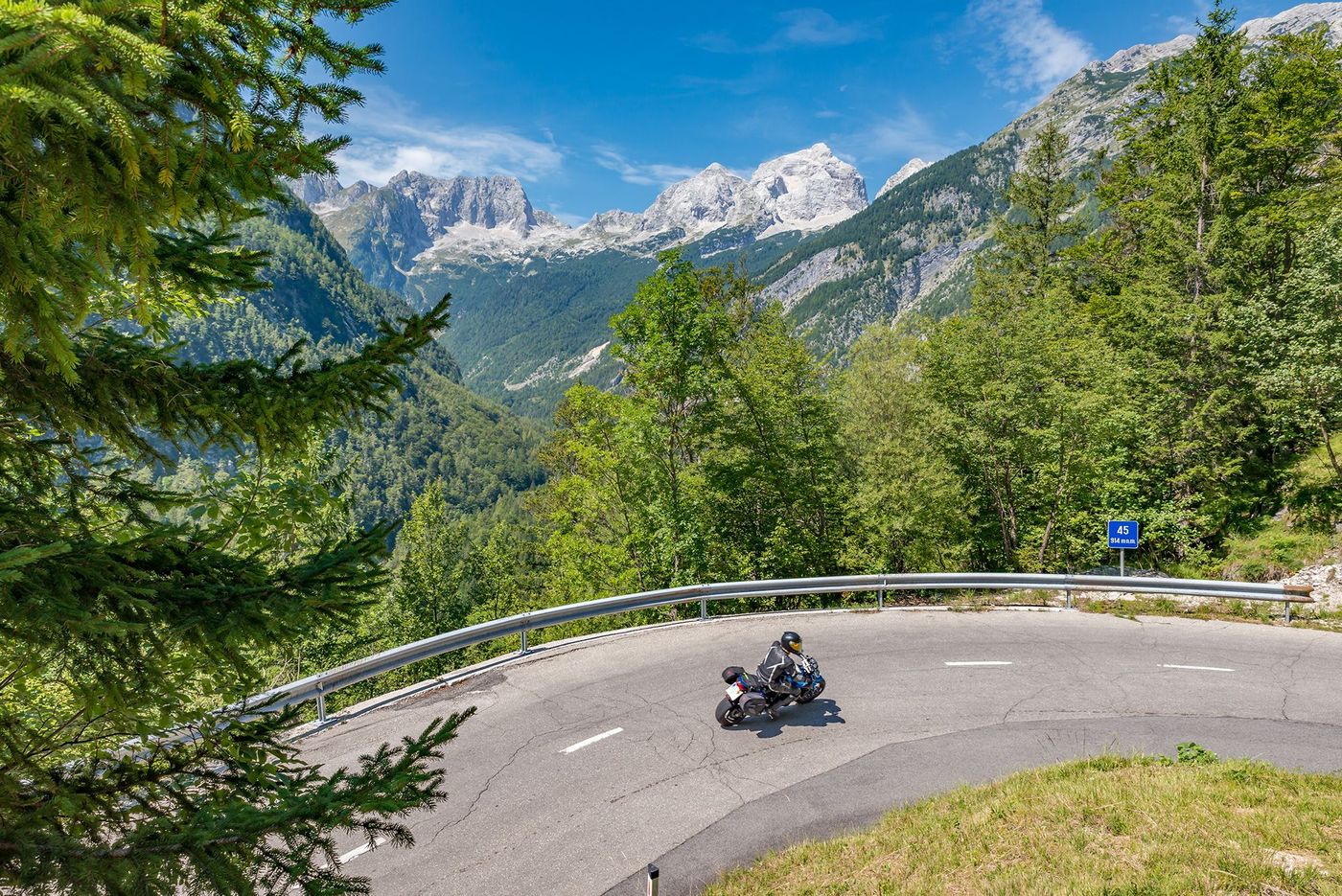 Slovénie Route montant au col de Vrsic