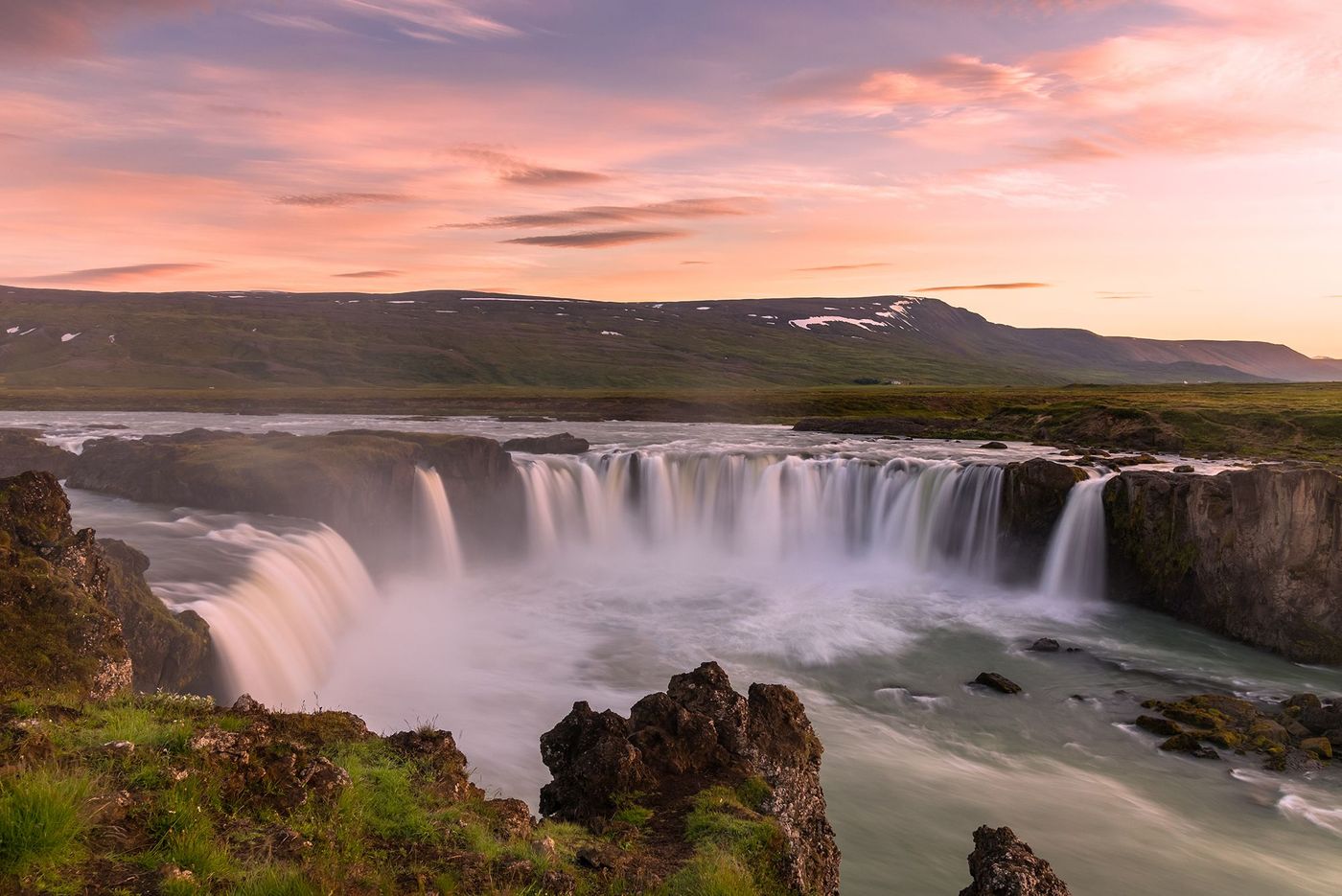 Soleil de minuit à la cascade de Goðafoss