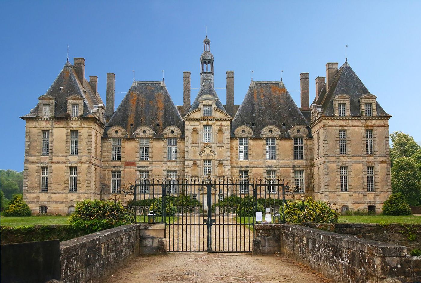 Saint-Loup-Lamairé Château