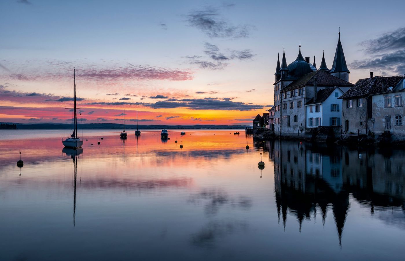 Lever de soleil sur le lac de Constance pres le chateau de Steckborn