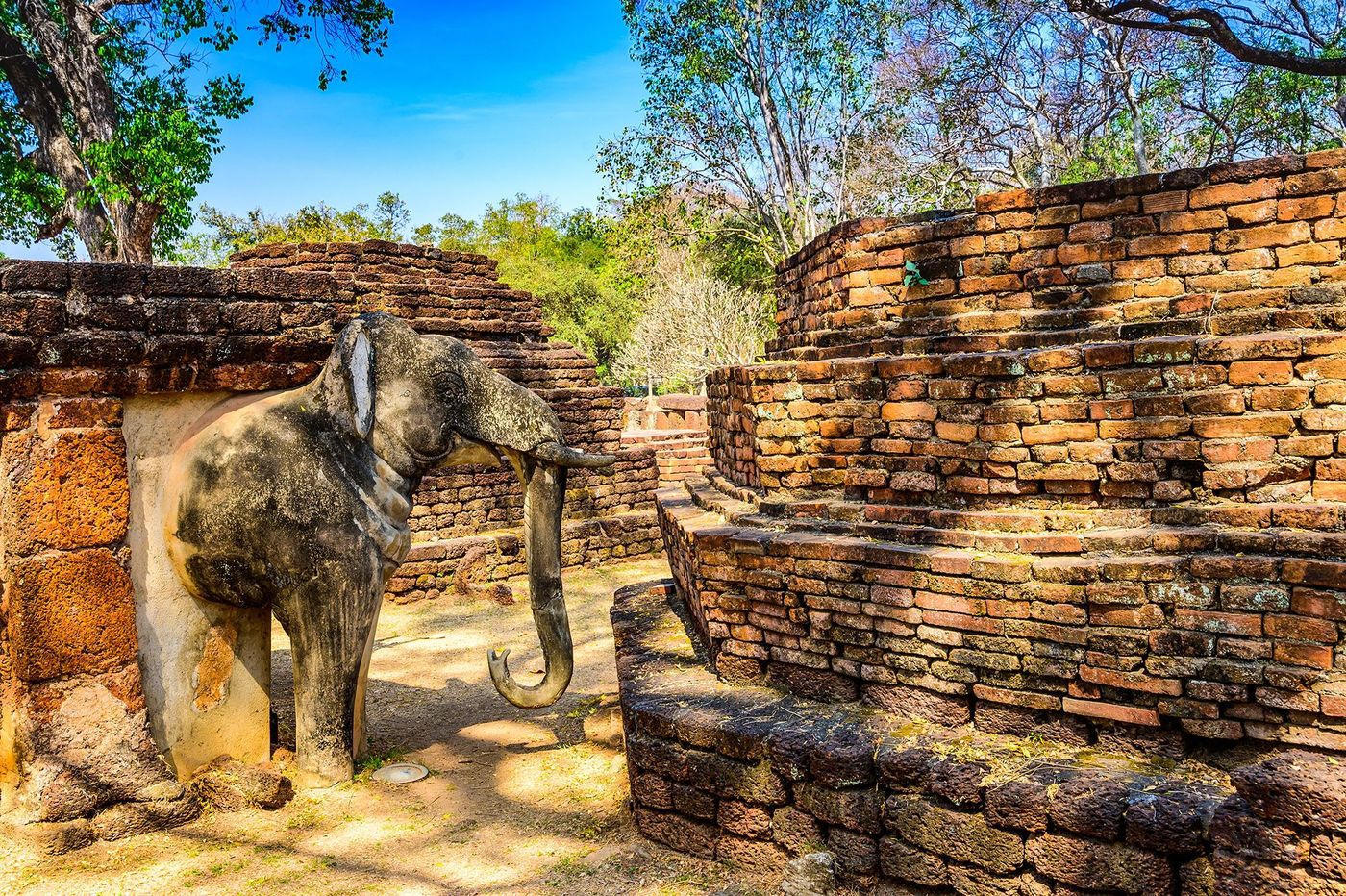 Statue au parc historique de Kamphaeng Phet