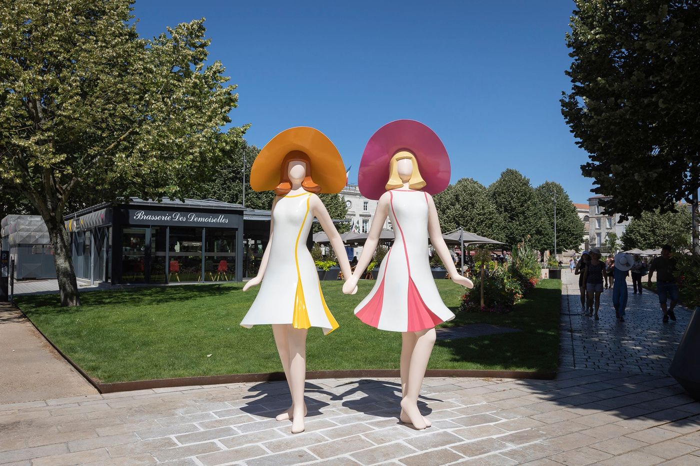 Statue Les Demoiselles de Rochefort sur la Place Colbert