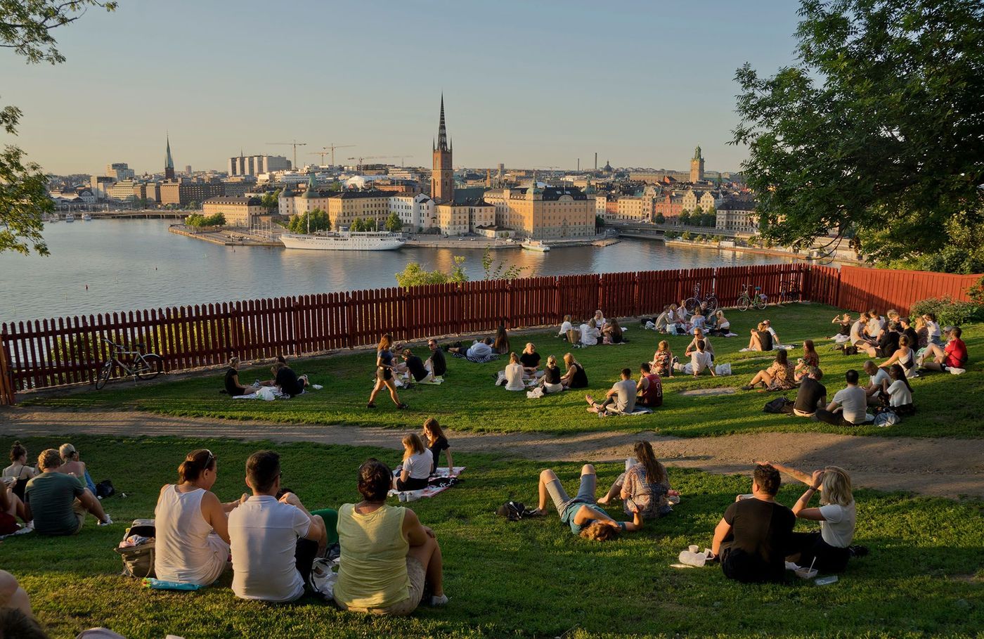 Les jeunes pique-niquent au coucher du soleil en été dans le quartier branché de Södermalm à Stockholm