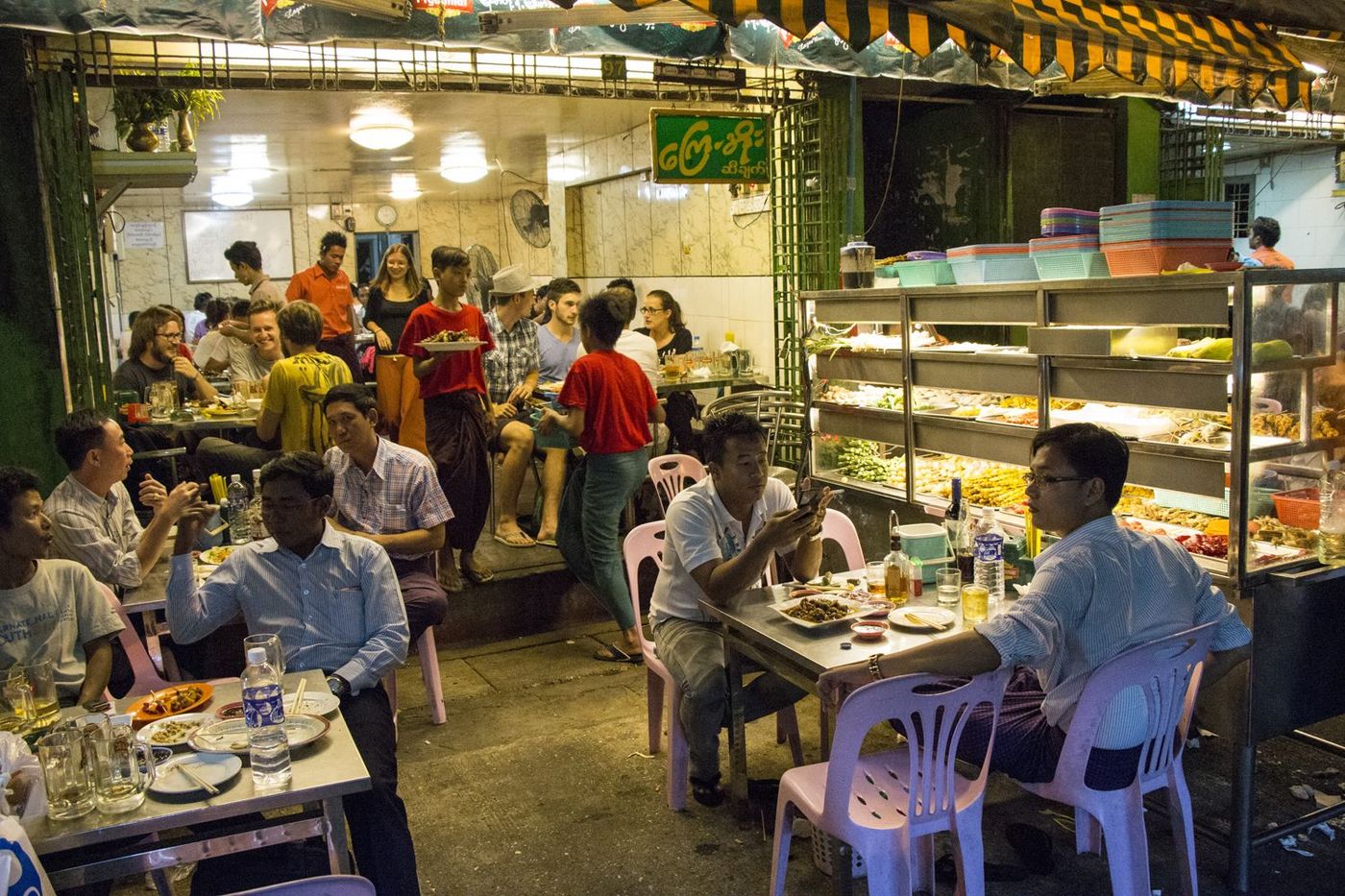 Street food Yangon Resto nuit.jpg