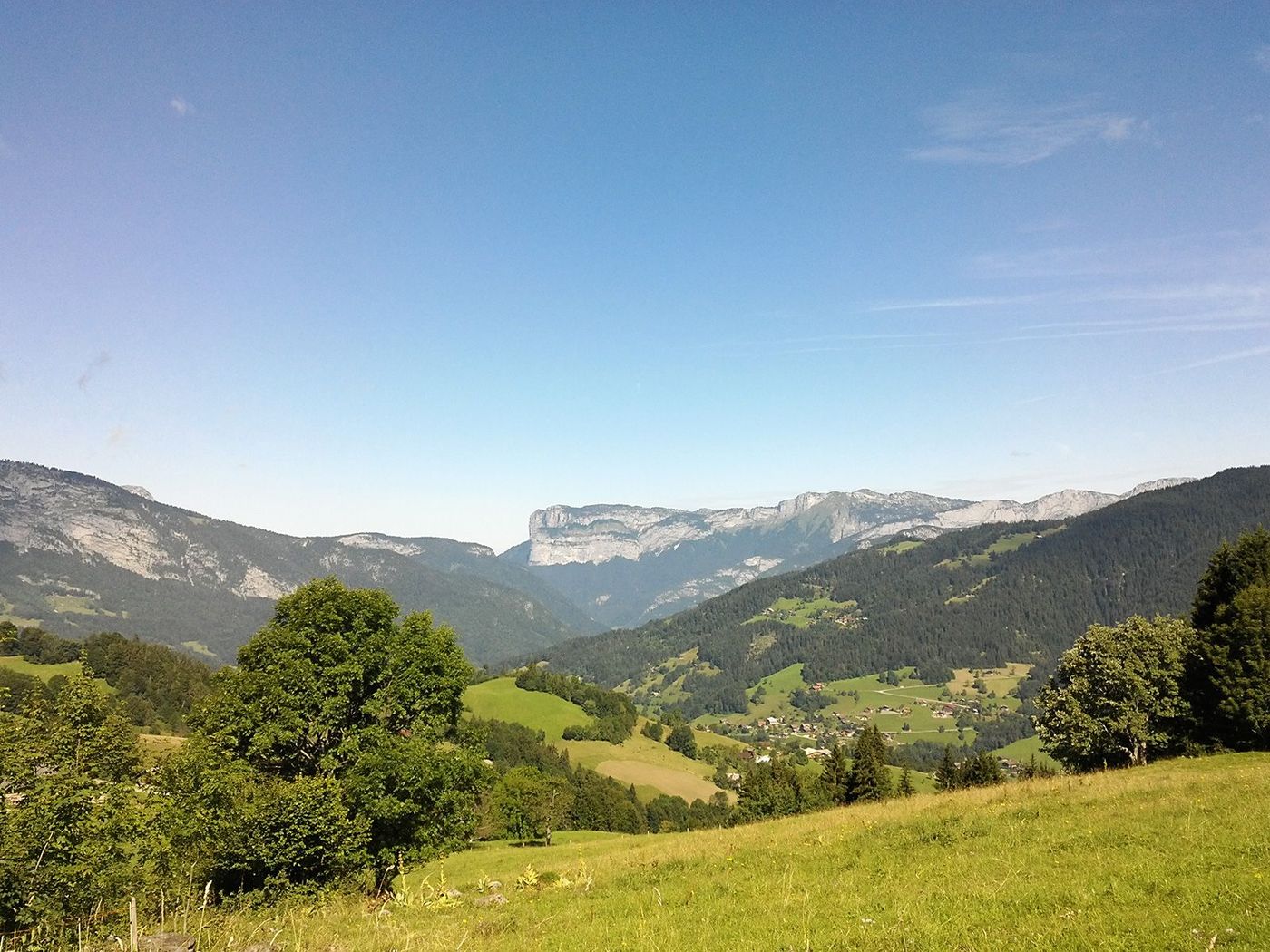 Panorama depuis le tour de la montagne de Sulens