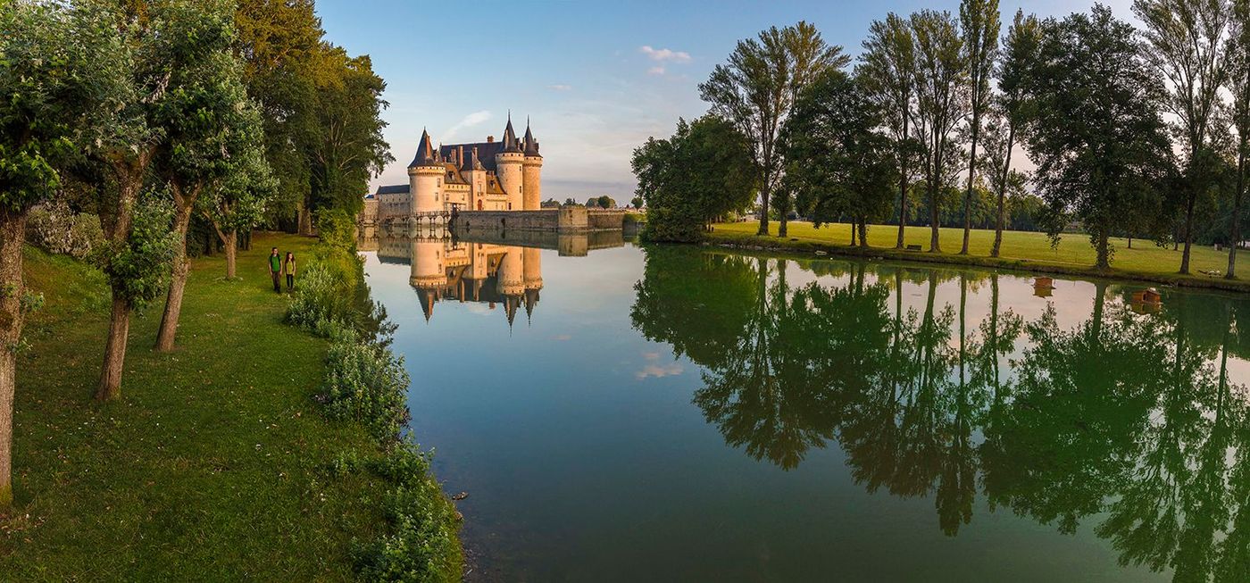 Couple de promeneurs dans le parc du château de Sully