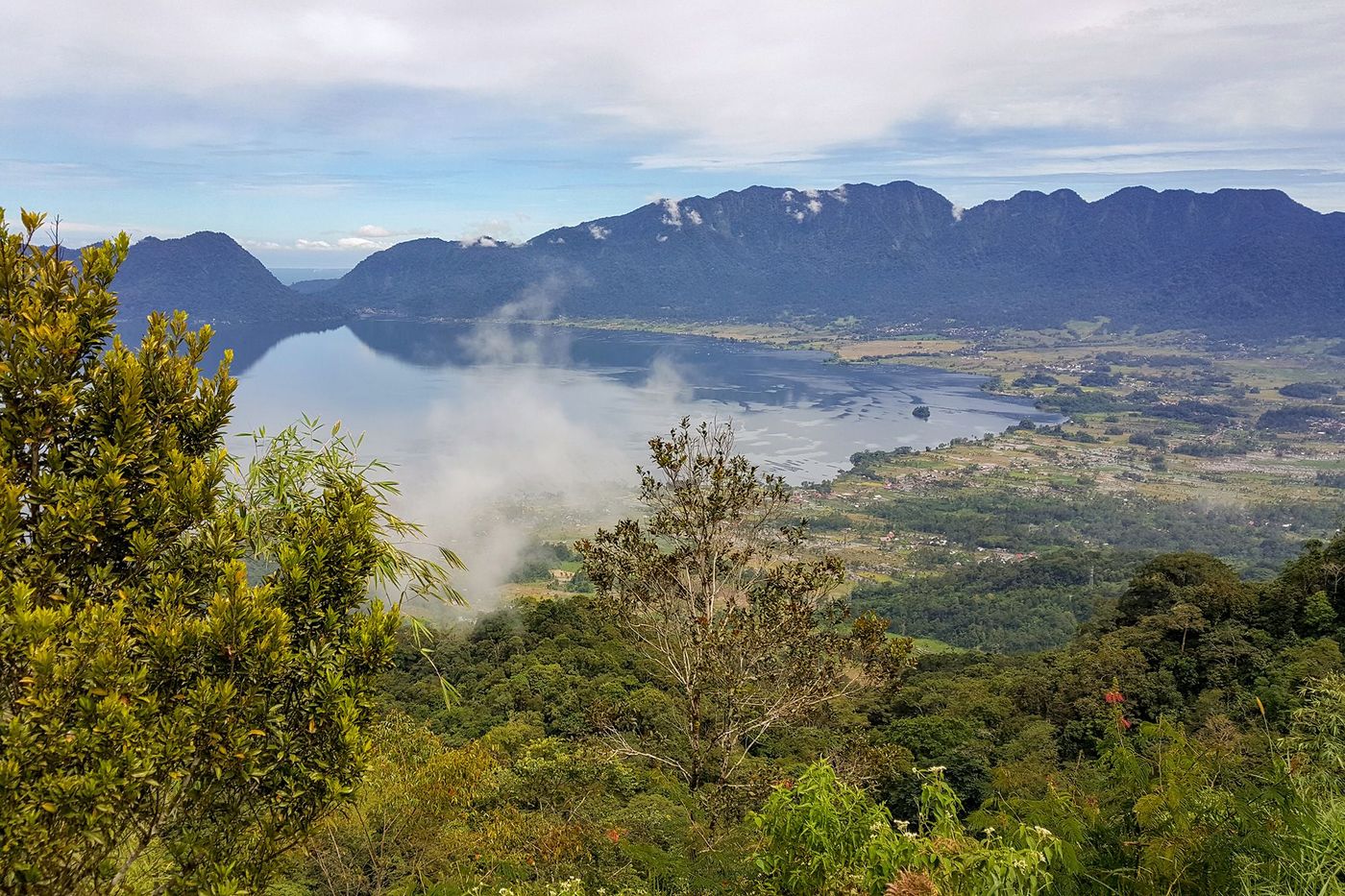 Sumatra Lac Maninjau depuis panorama Puncak Lawang