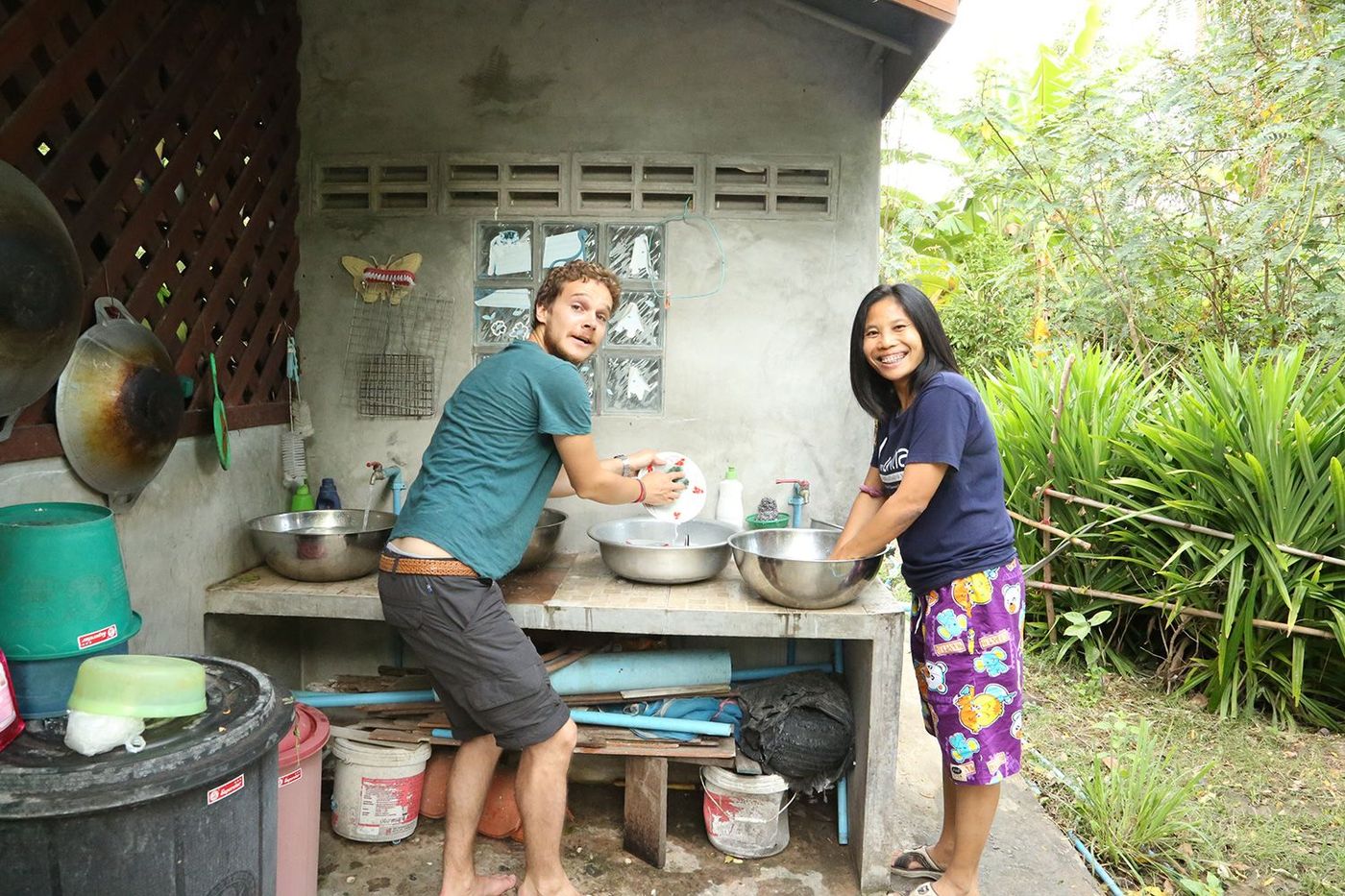 Antoine fait la vaisselle avec Jinda, la directrice de la « maison bleue » à Nang Rong, en Thaïlande.