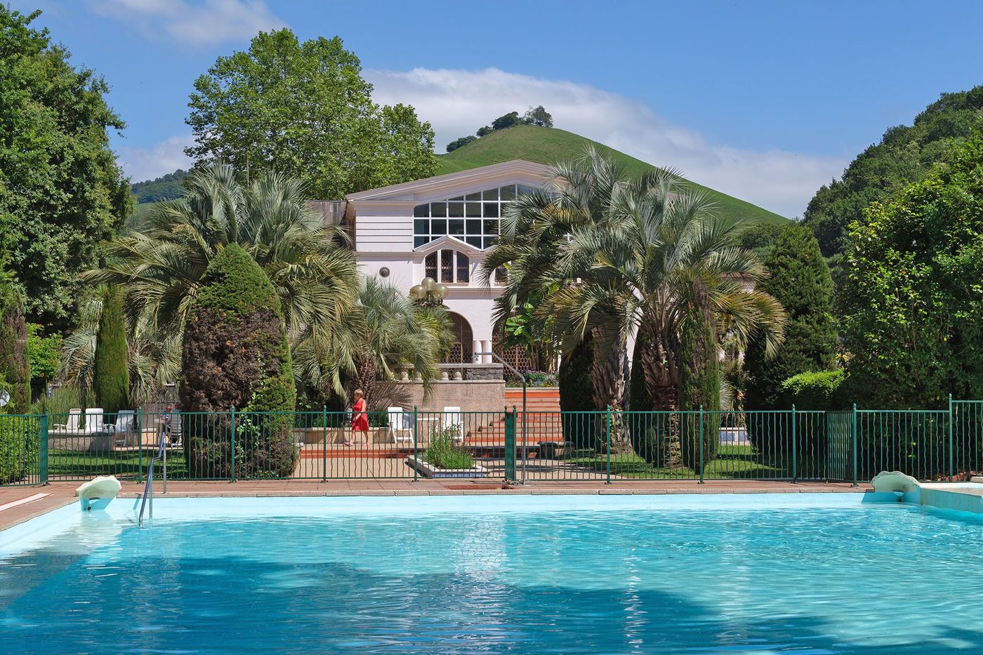 Thermes de Cambo-les-Bains - bâtiment et piscine