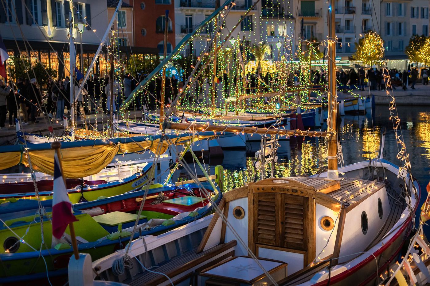 Illuminations de Noël des bateaux, les pointus, de Sanary-Sur-Mer dans le Var, en Provence, Sud de la France.