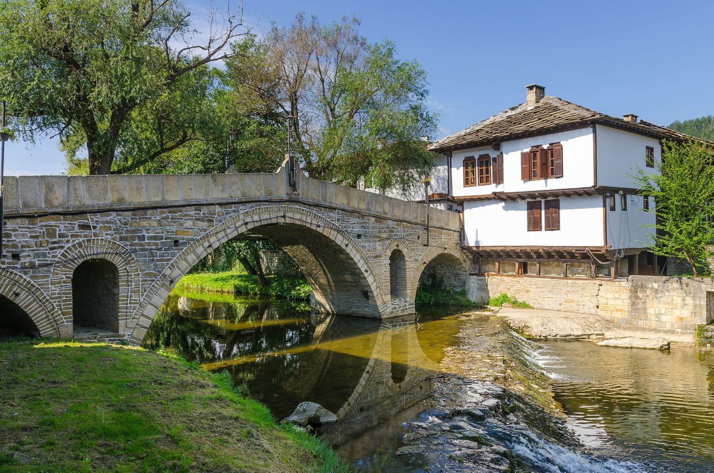 Le vieux pont sur la rivière Trevnenska à Tryavna - Bulgarie