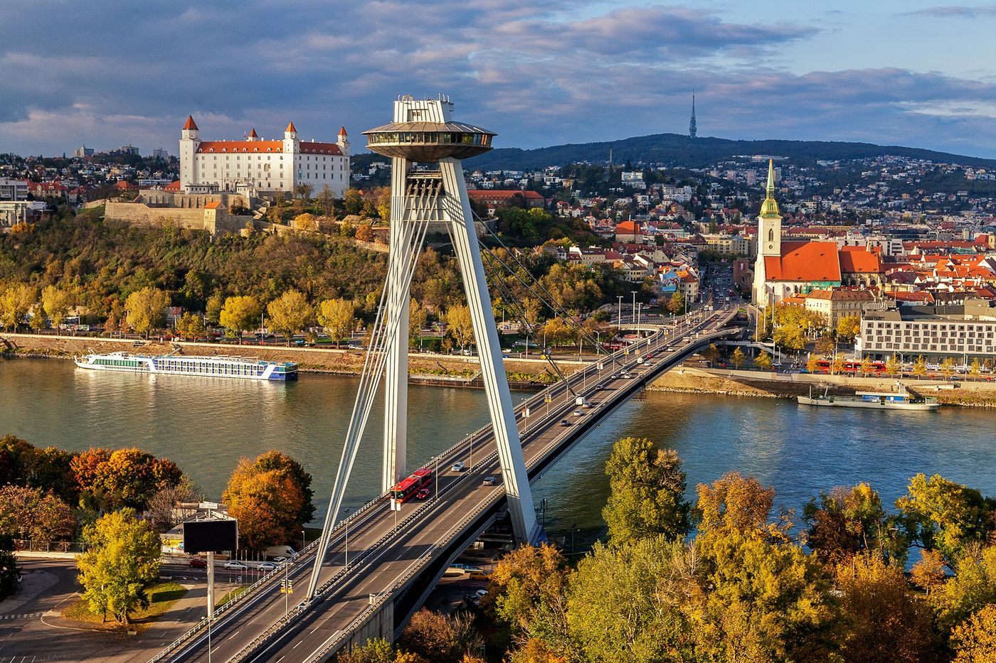 UFO Bridge - château royal - Danube
