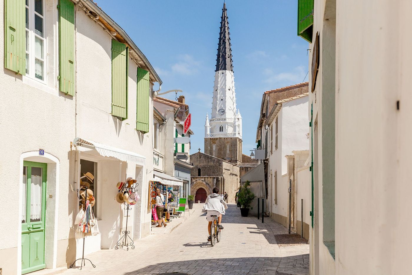 Vélo dans les ruelles de Ars-en-Ré