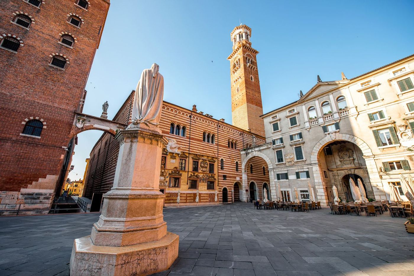 Italie Vérone Piazza dei Signori et Torre dei Lamberti