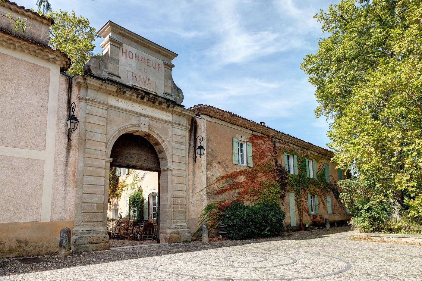 Village de Villeneuvette et son ancienne manufacture royale dans le département de l'Hérault