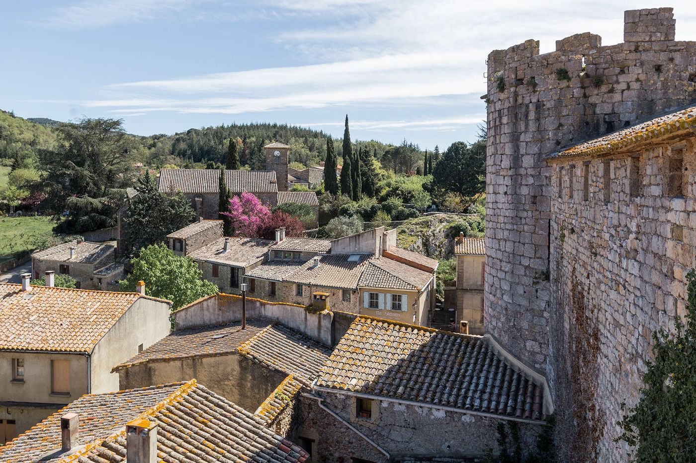 Vue sur le village et le donjon depuis le chemin de ronde du château de Villerouge-Termenès