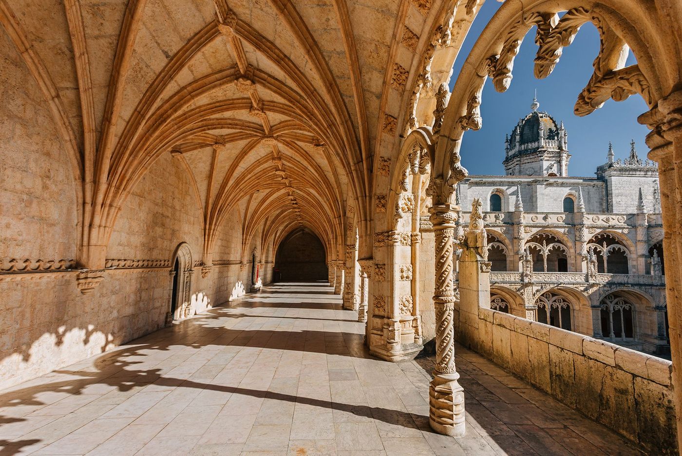 Voûte et cloître - monastère des Hiéronymites