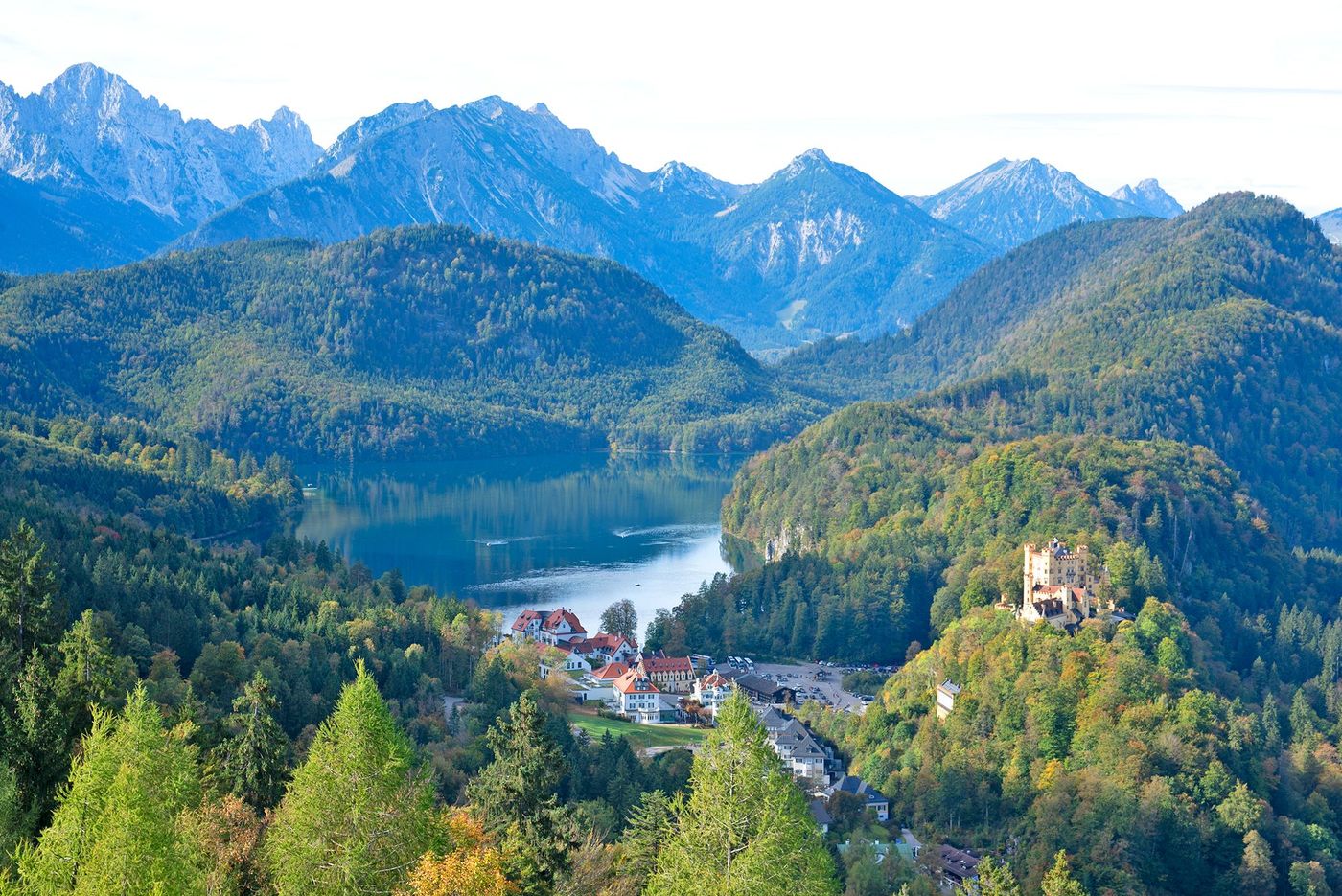 Vue sur Hohenschwangau et le lac Alpsee