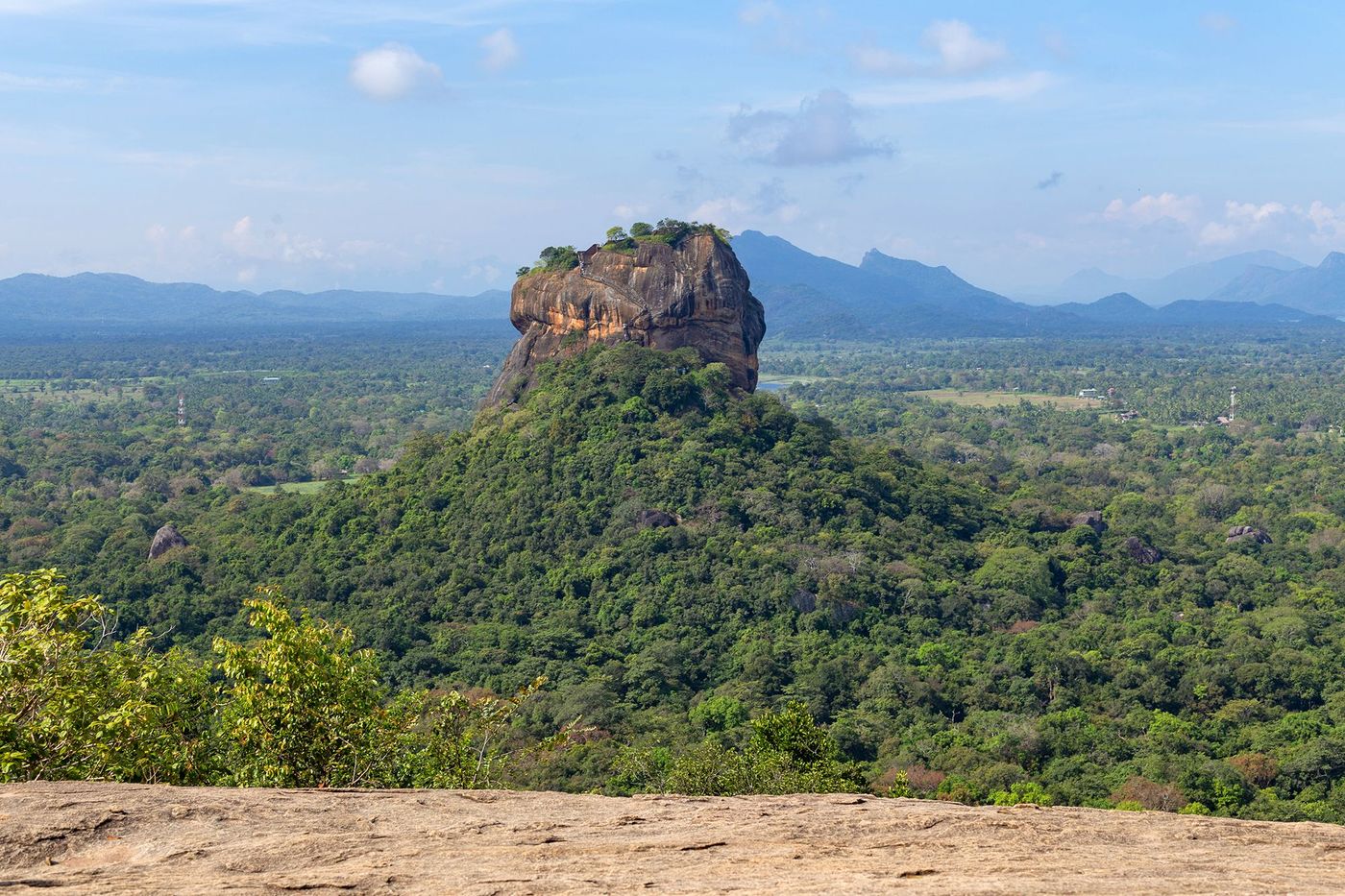 Vue sur Sigiriya depuis le rocher de Pidurangala