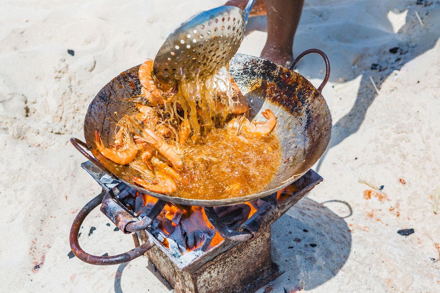 Cuisine de la pêche sur la plage